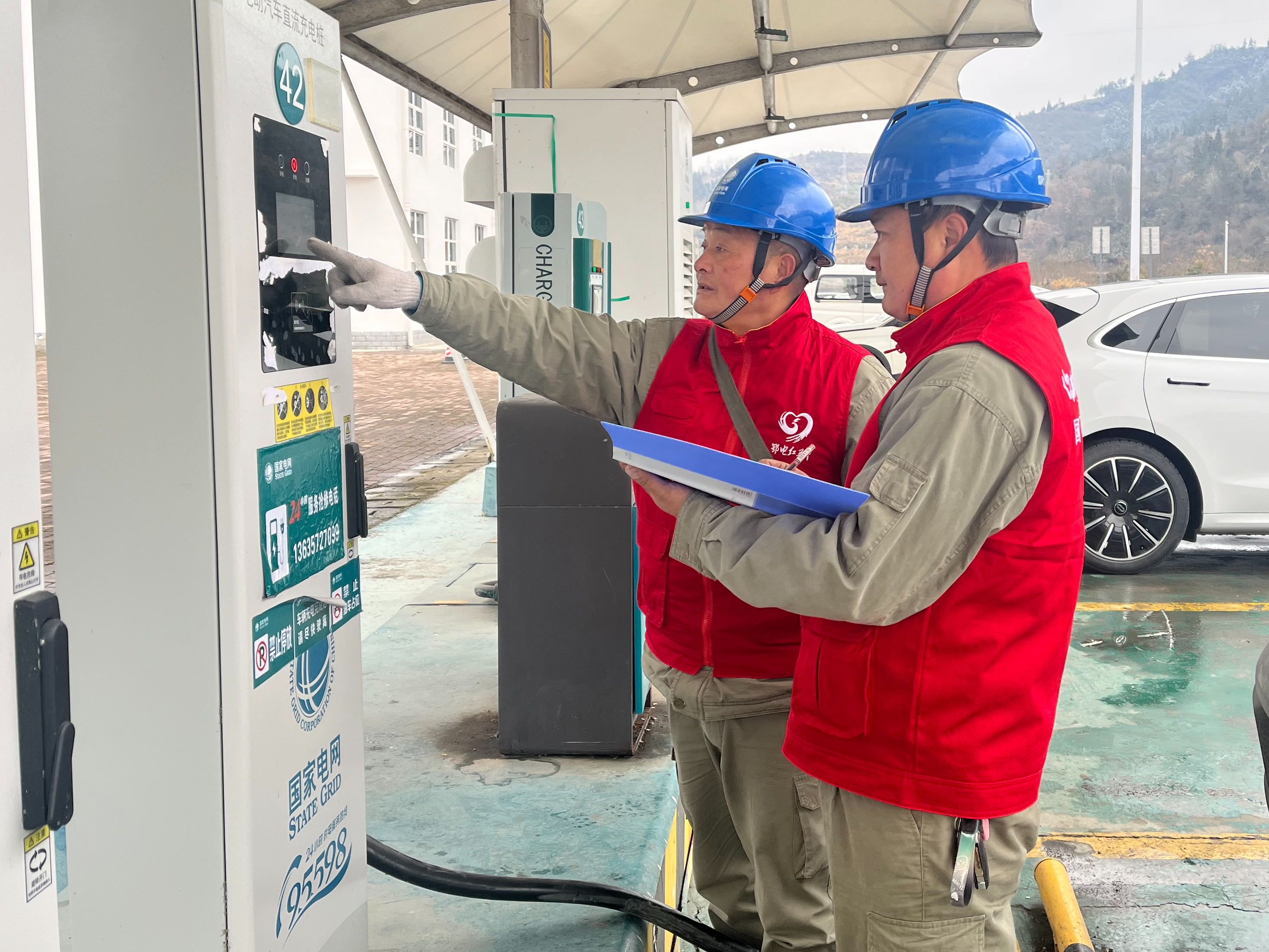 县供电公司：开展充电桩巡视
