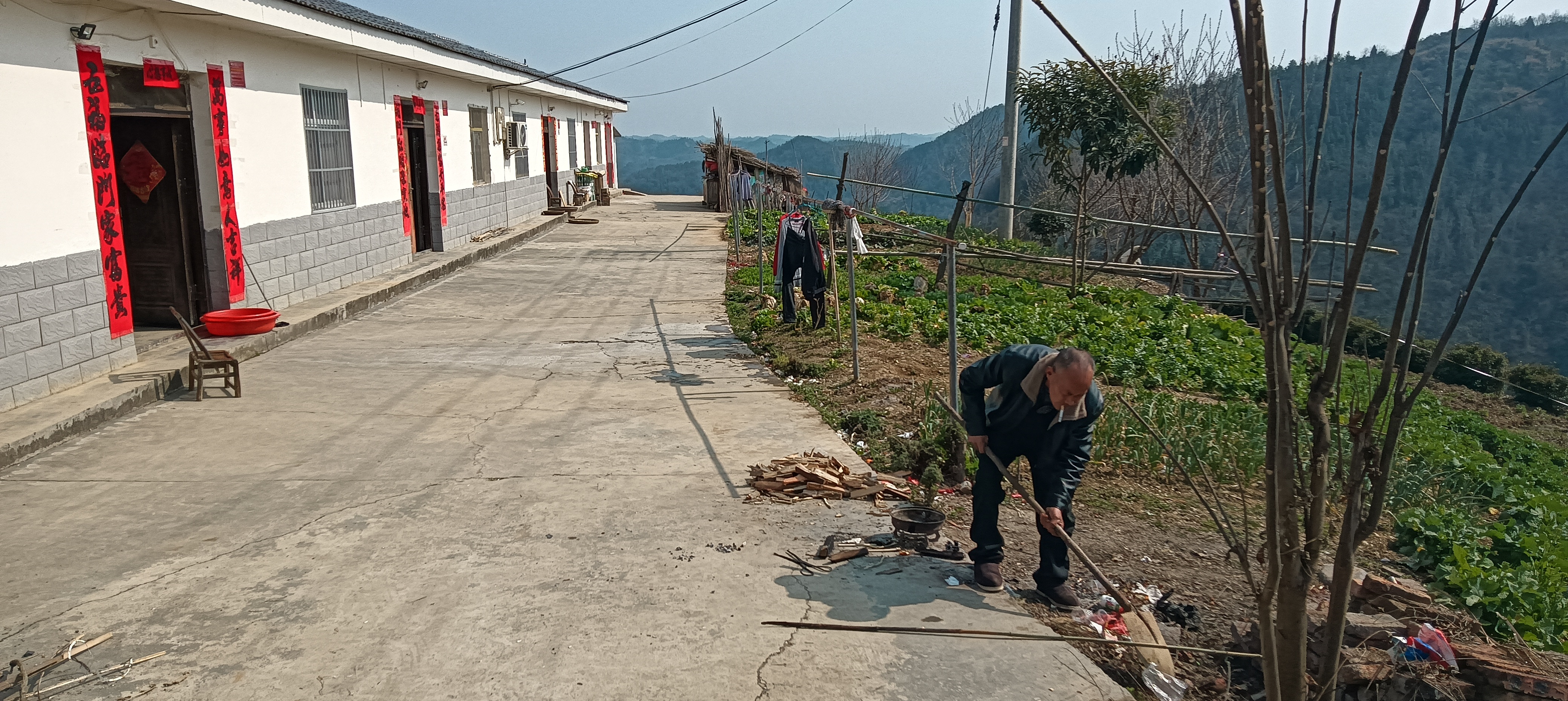 擂鼓镇：持续开展节后环境卫生“五清”行动