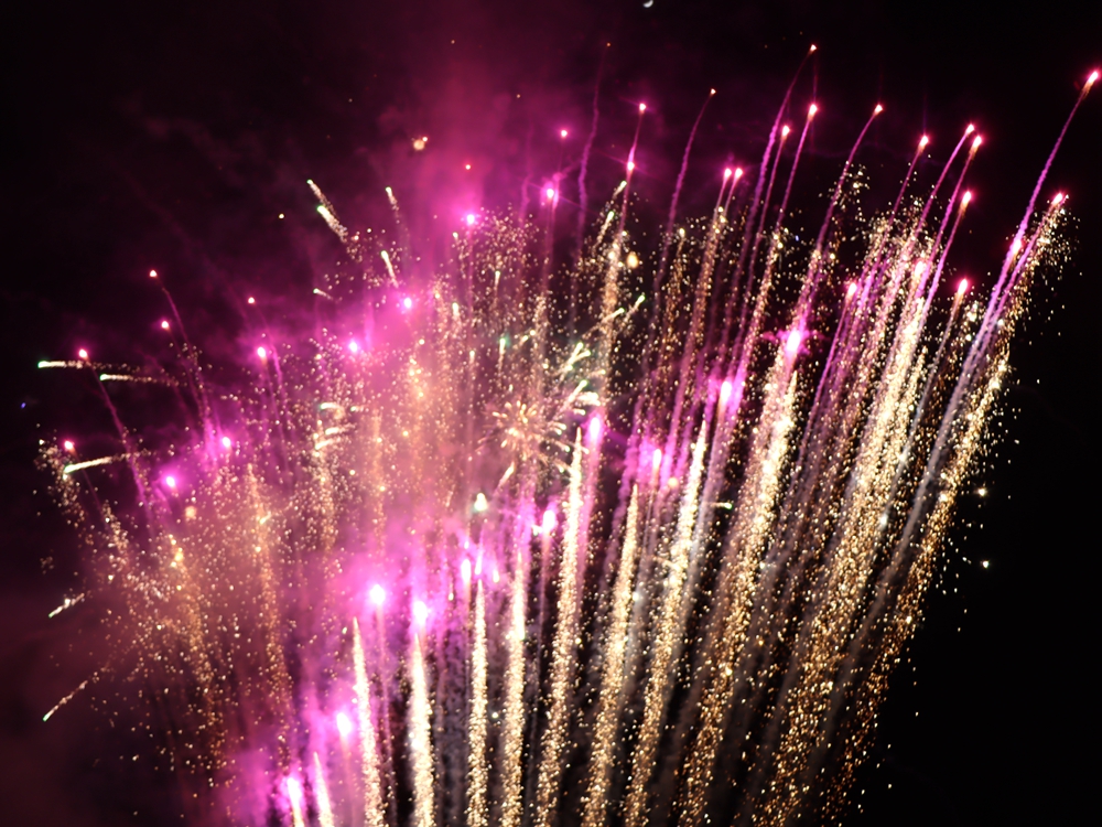 竹坪乡：迎春烟花秀流光溢彩