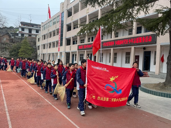 县第二实验小学开展学雷锋系列活动