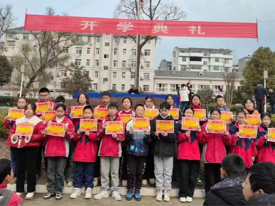 秦古中学举行2024年春季开学典礼