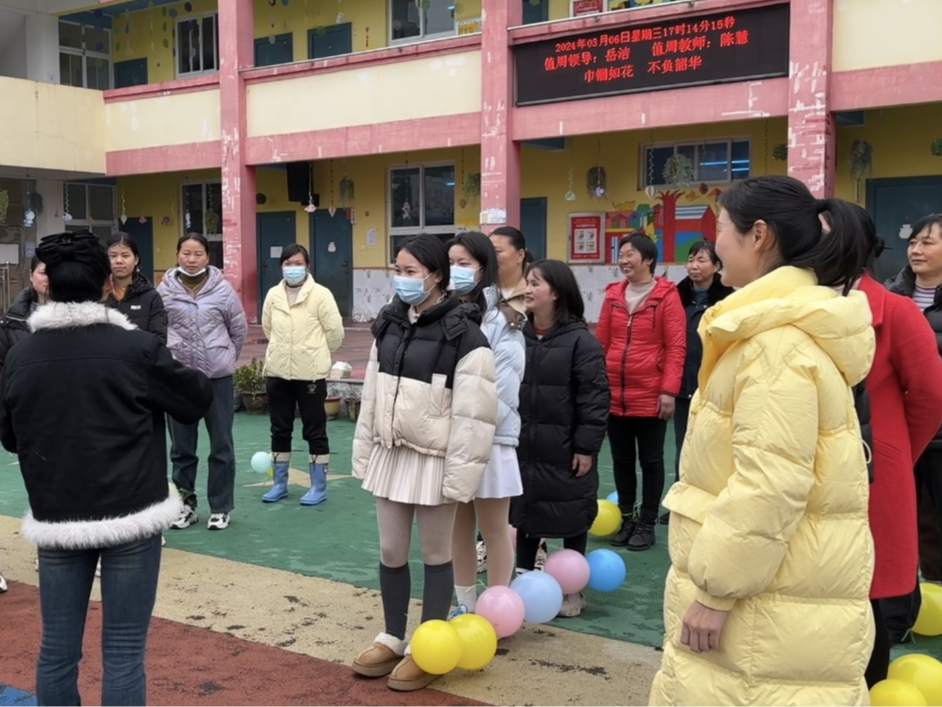 秦古镇中心幼儿园开展庆“三八”主题活动