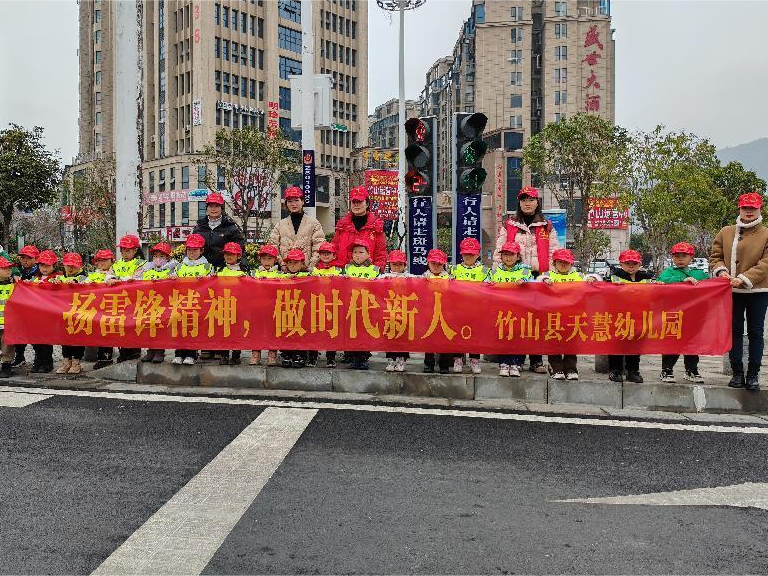 城关镇东门社区：雷锋精神润童心 学习雷锋我先行