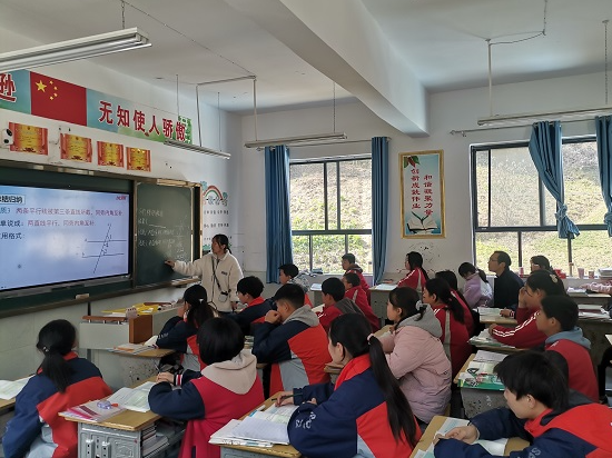 沧浪九年制学校：“推门听课”助教师成长