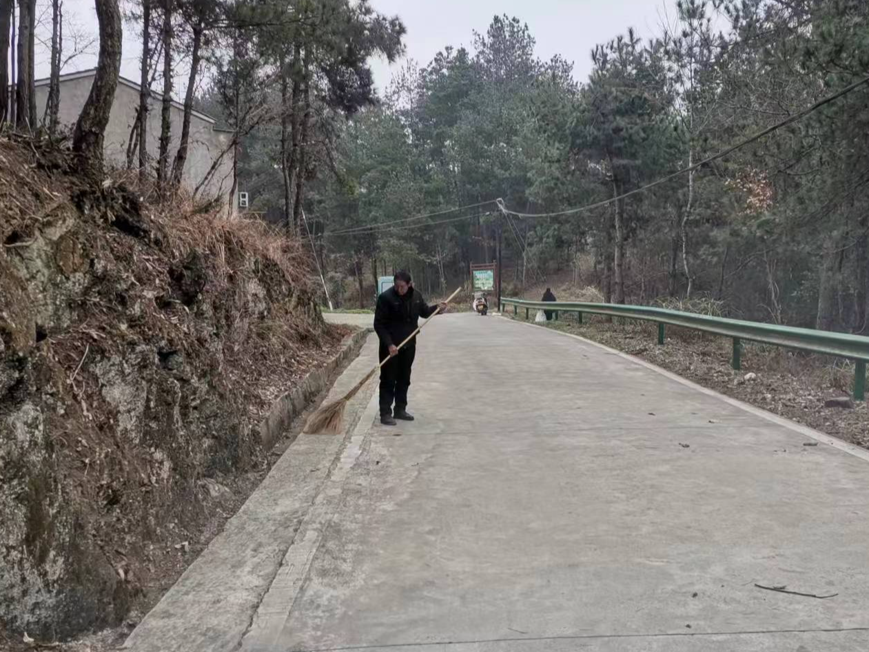 文峰乡：干群协力维护村庄清洁