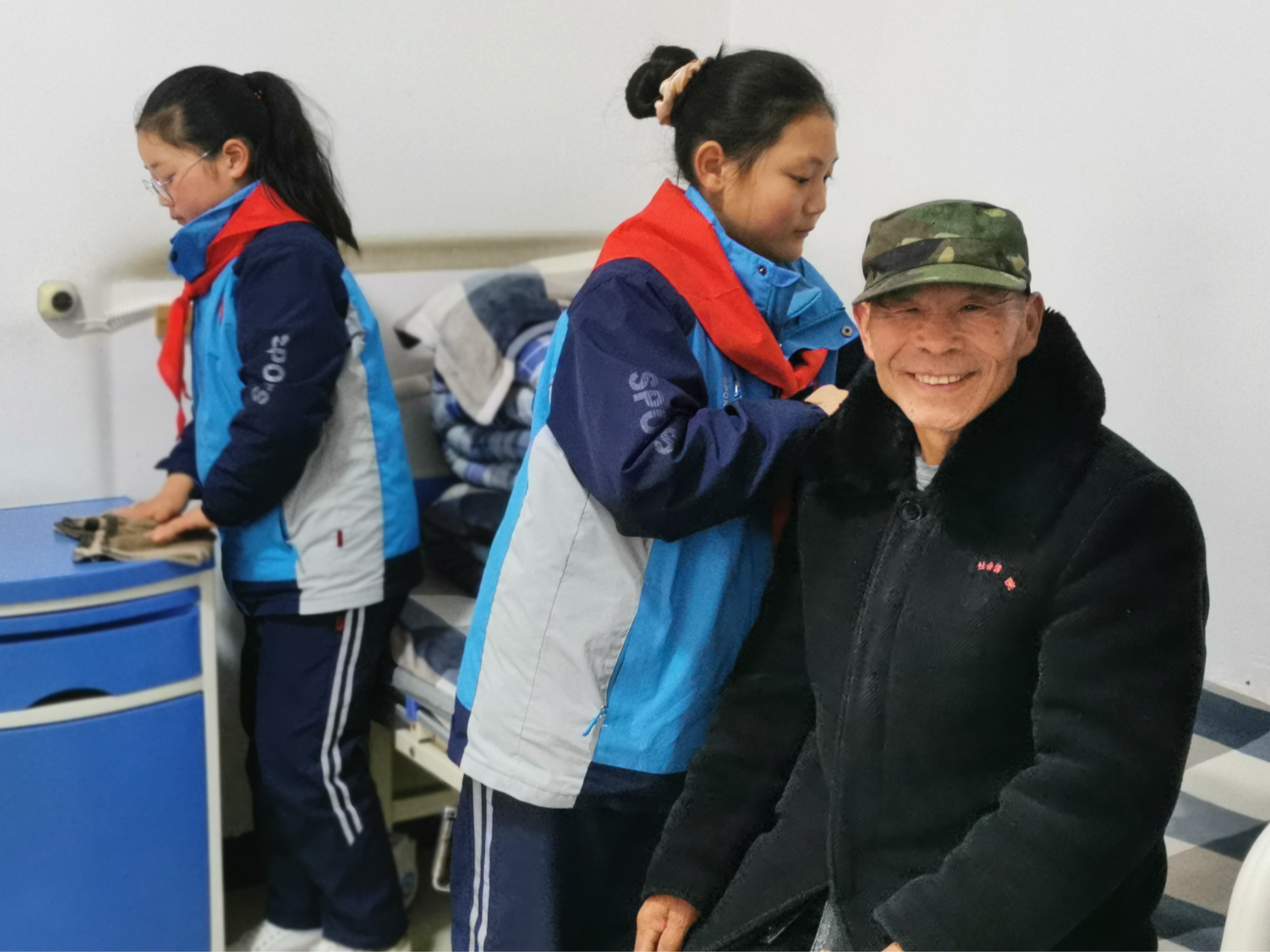 学习雷锋精神  传承孝老爱心