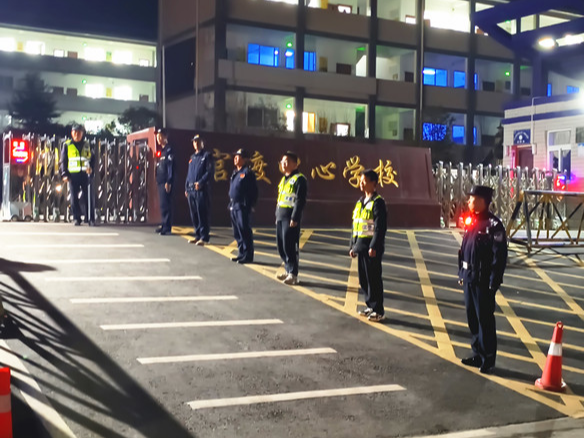 官渡镇中心学校设立“夜间护学岗”