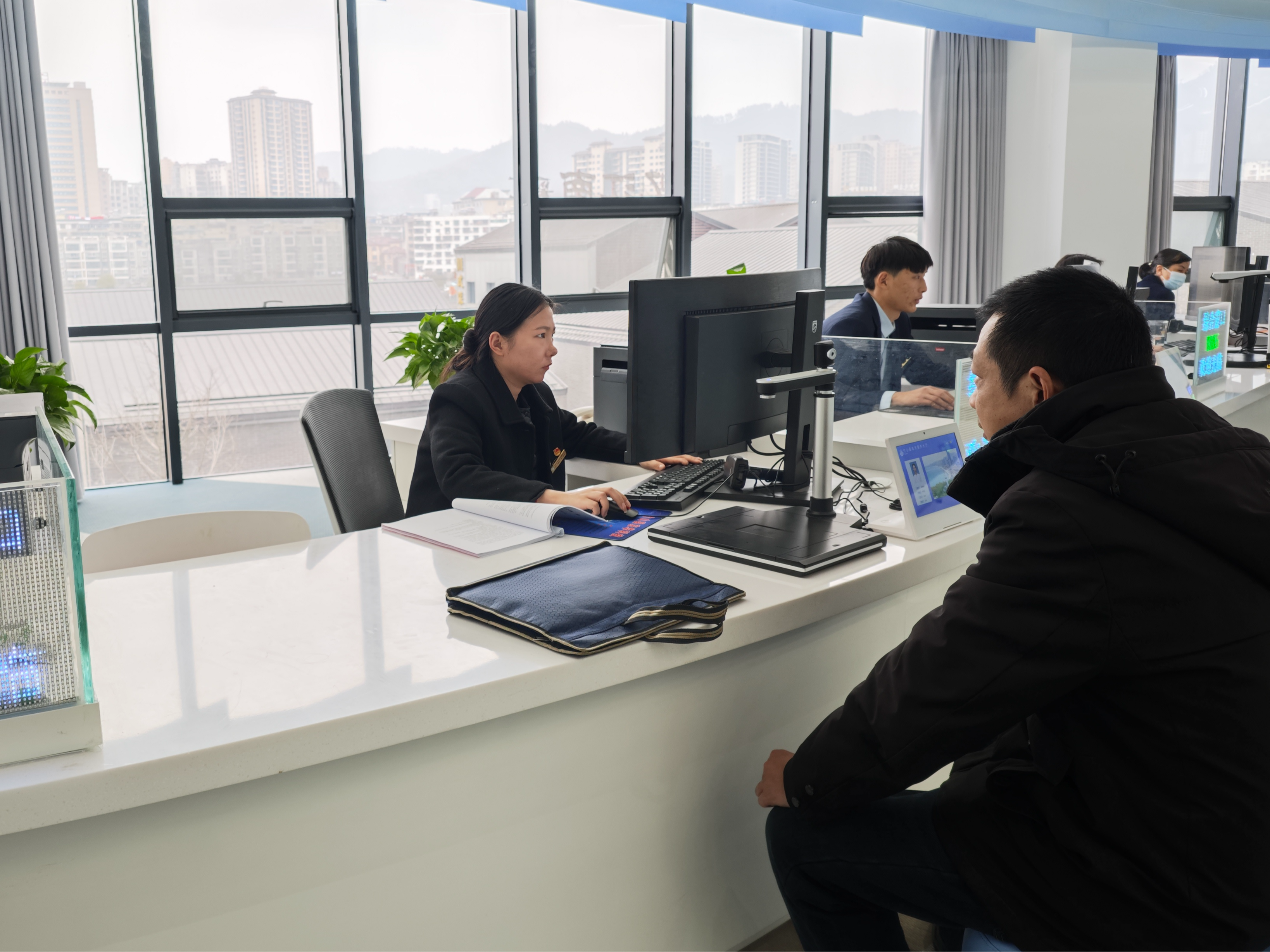 县行政审批局： 让手续办理更便捷