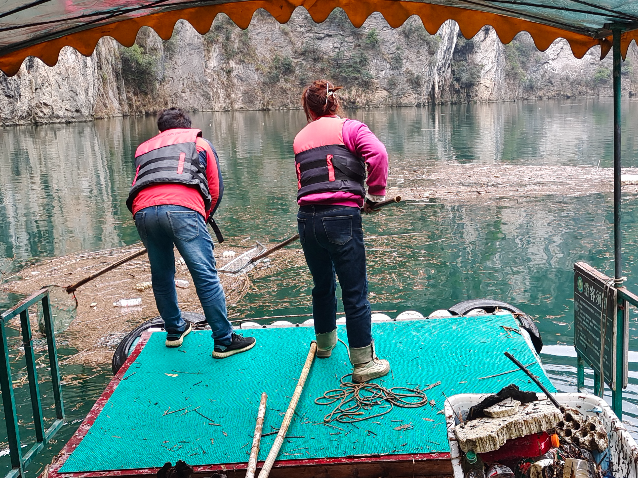 官渡镇：清理库面漂浮物  共建美丽官渡河