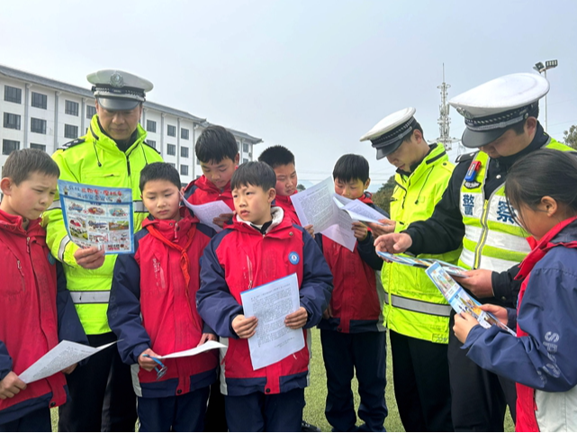上庸镇中心学校：多部门联动上好安全课