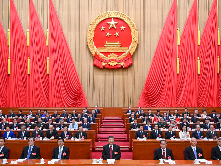 十四届全国人大二次会议在京开幕 习近平等在主席台就座