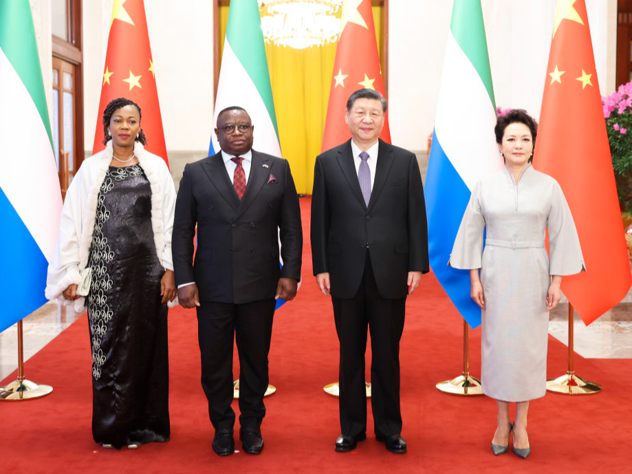 习近平同塞拉利昂总统比奥会谈