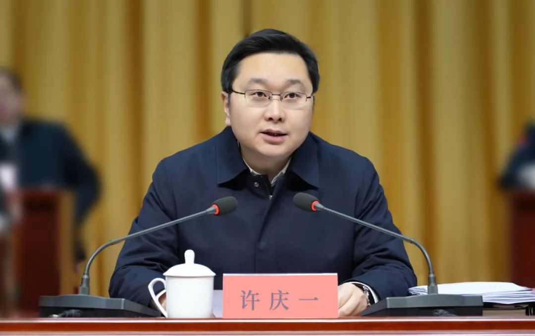 许庆一接受十堰日报专访，谈竹溪深化能力作风建设