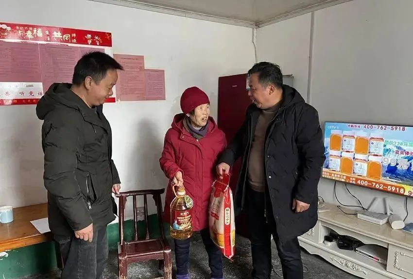 县公共资源交易中心在帮扶村扎实开展“三大行动”