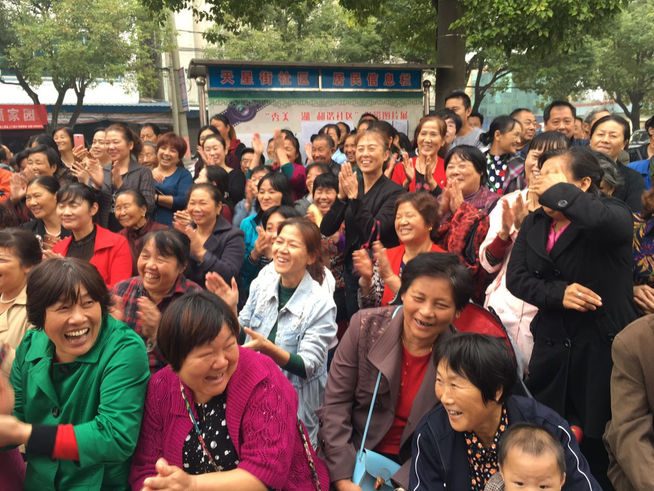 什么东东这么精彩引得这些荆州人冒雨围观了几个小时