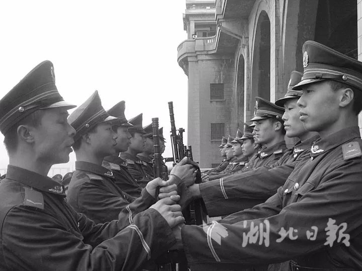 2003年,武警100多名老战士举行了向大桥,向哨位,向钢枪告别仪式2004年