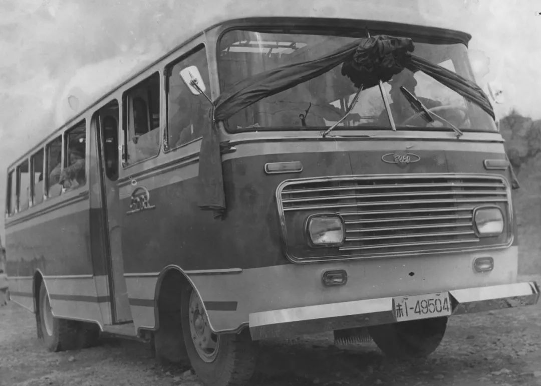 红阳厂手工敲制的第一台大客车这台1975年产于湖北远安的红阳厂的大