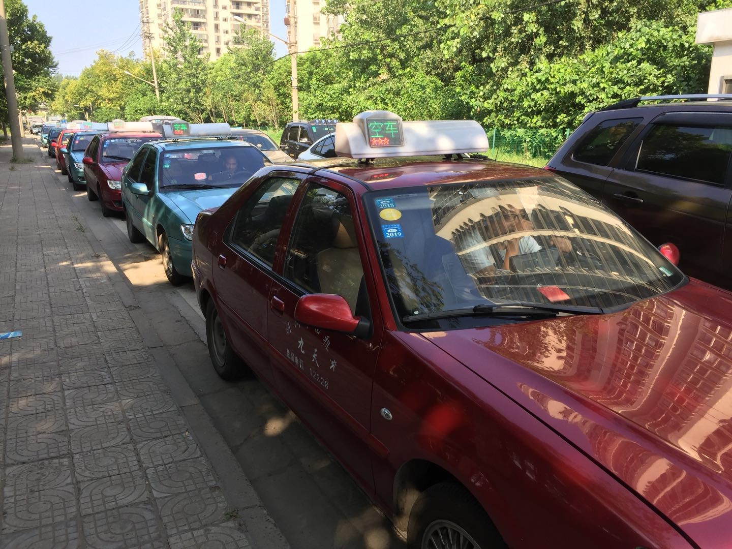 荆州市出租车集中年审为创文尽一份力