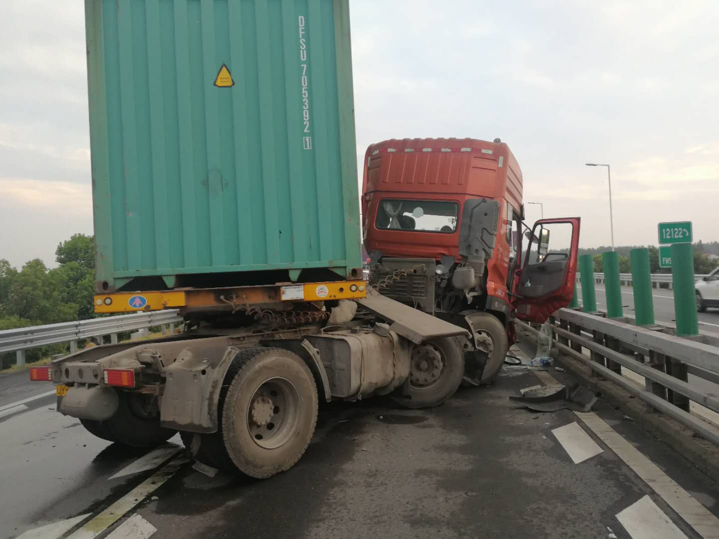 今早一辆货车撞上荆州长江大桥中央护栏