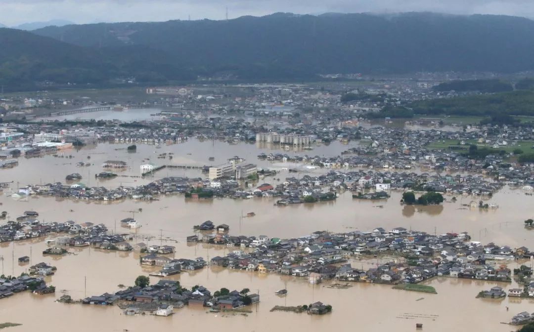 罕见暴雨袭击日本 超百人死亡 安倍应对遭质疑