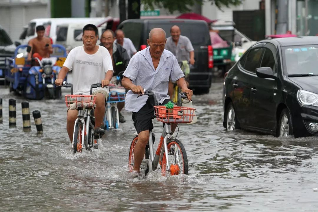 北方多地暴雨停车场被淹积水齐腰未来三天仍有强降雨