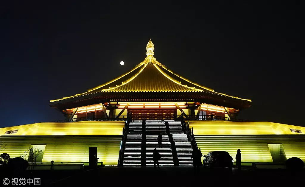 3日,在中国著名的六大古都之一洛阳,就有一群外国人遇上了住宿问题.