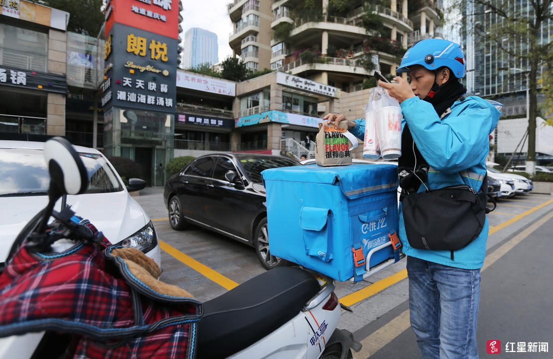 聋哑大学生毕业后在成都当起外卖小哥送餐两月近千单零差评