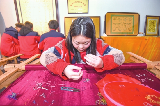 11月16日,学生在荆楚非遗传承院学习非物质文化遗产技能.