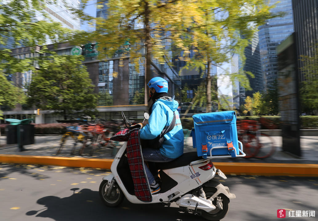聋哑大学生毕业后在成都当起外卖小哥送餐两月近千单零差评