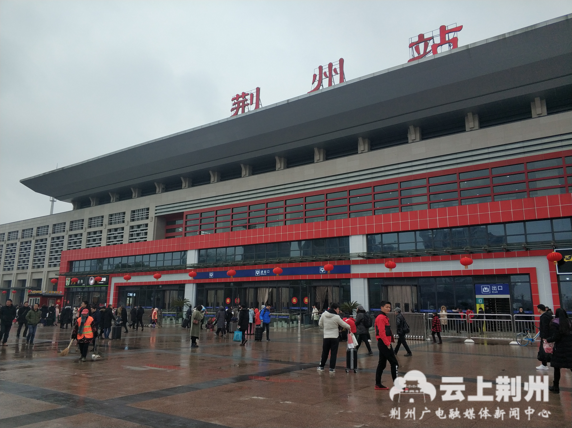 离别实拍荆州火车站每一幕都触动人心