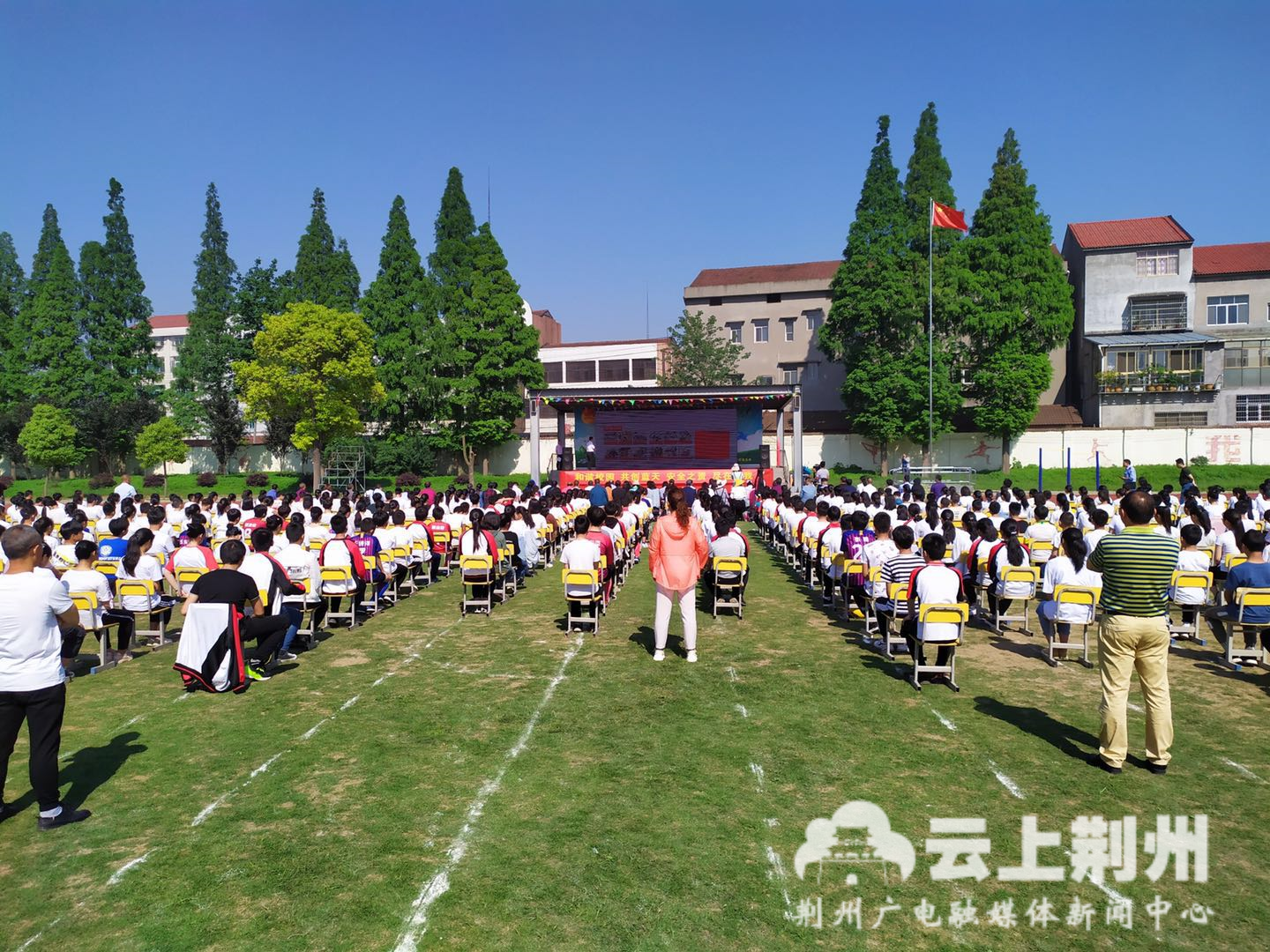 时刻敲响安全警钟岑河中学师生开展安全演习
