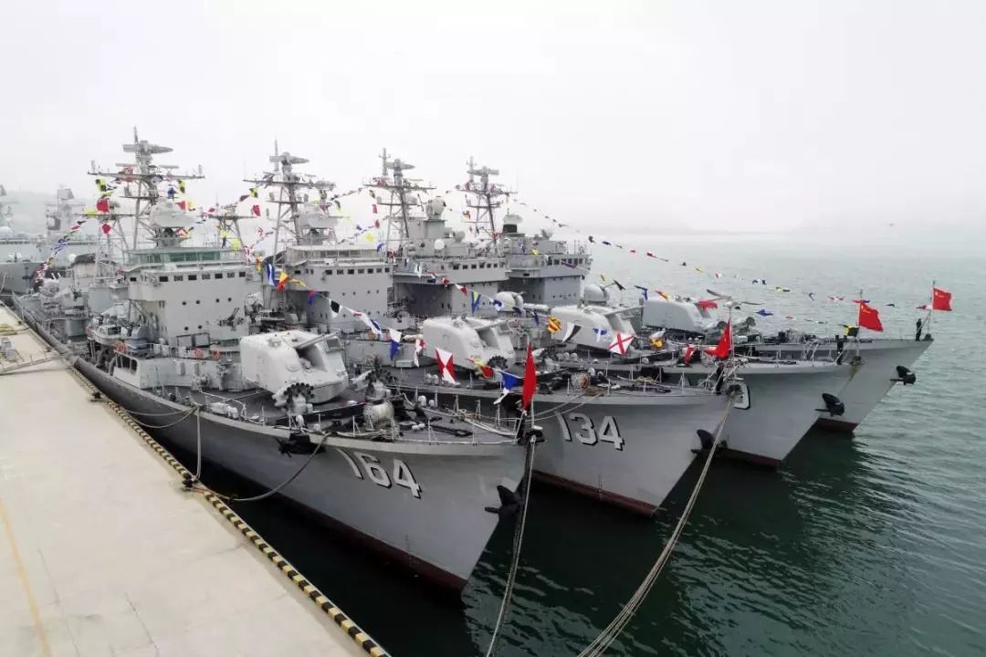 个军礼,四艘军舰在支队官兵的不舍和留恋中正式退出人民海军战斗序列