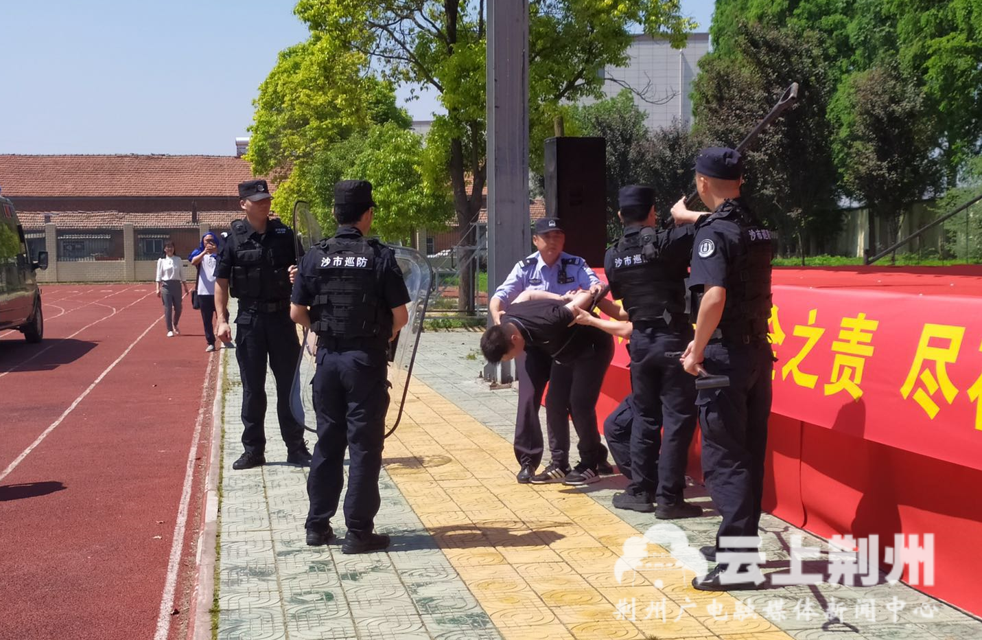 时刻敲响安全警钟岑河中学师生开展安全演习