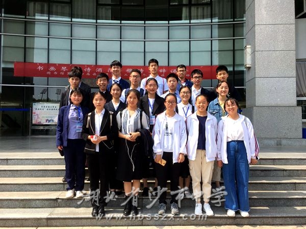 5月31至6月2日,沙市中学二十位学生代表在黄嘉懿和杨玉婷两位团委老师