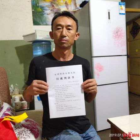 6,货车司机李星林等三人,因不满倒菜叶至昆明安宁某鱼塘而被罚35万,将