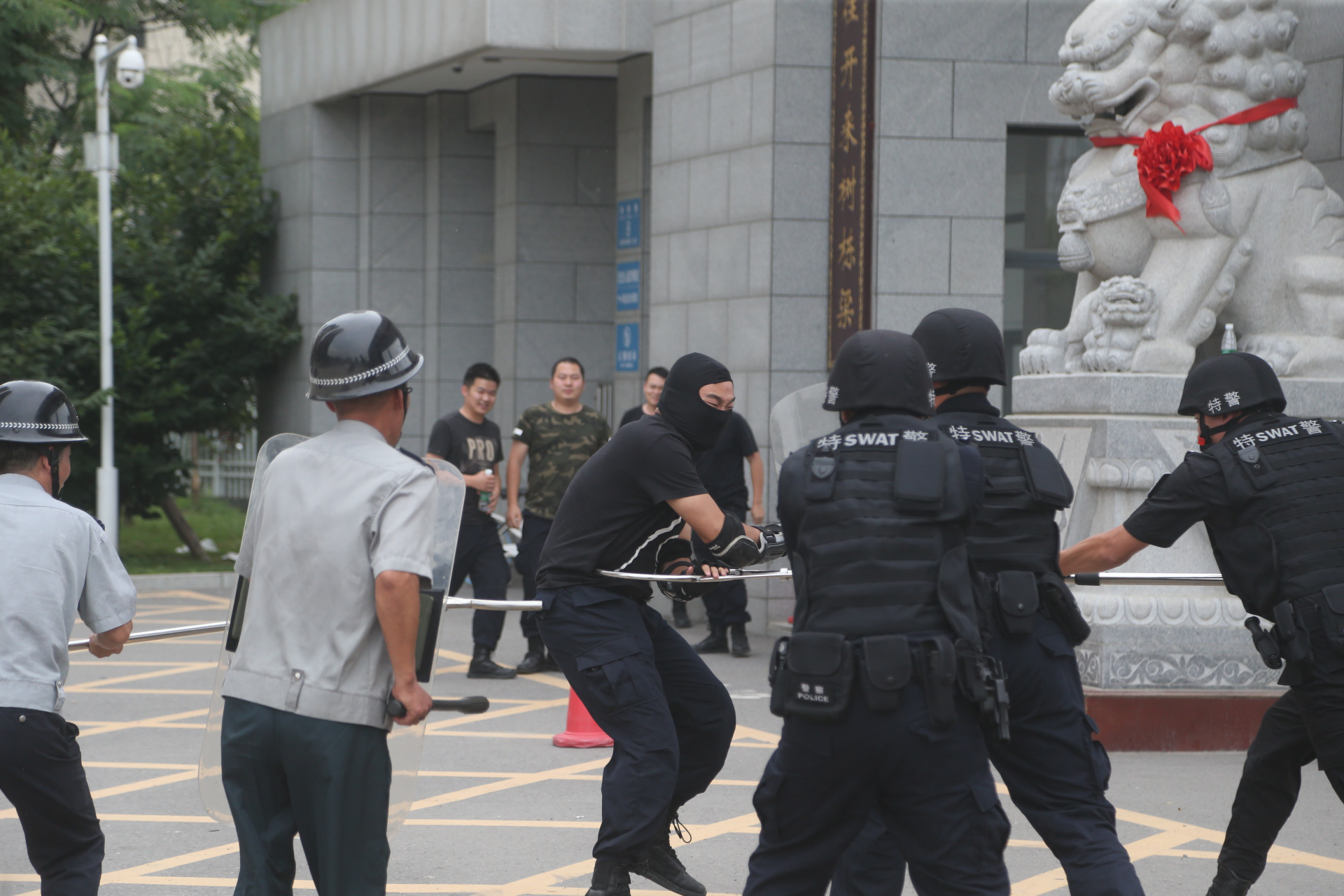 荆州特警开展校园反恐防暴演练向校园恐怖事件说no