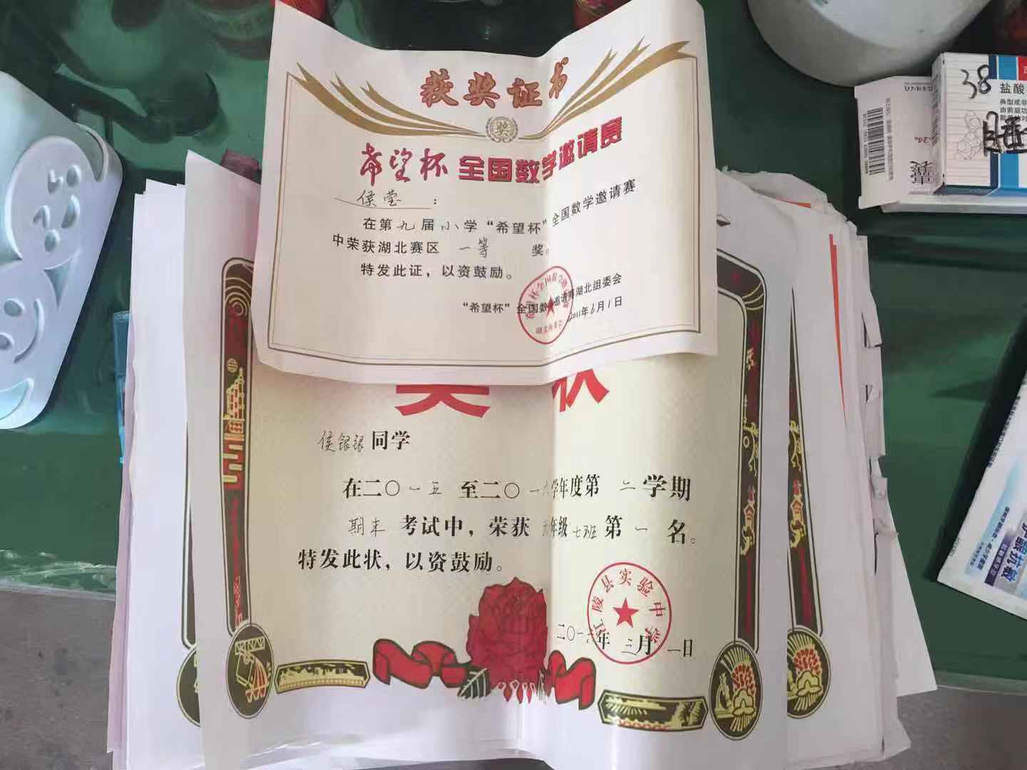 如果不是因为劝诫爷爷戒烟,这些奖状和证书,家里人都不知道.