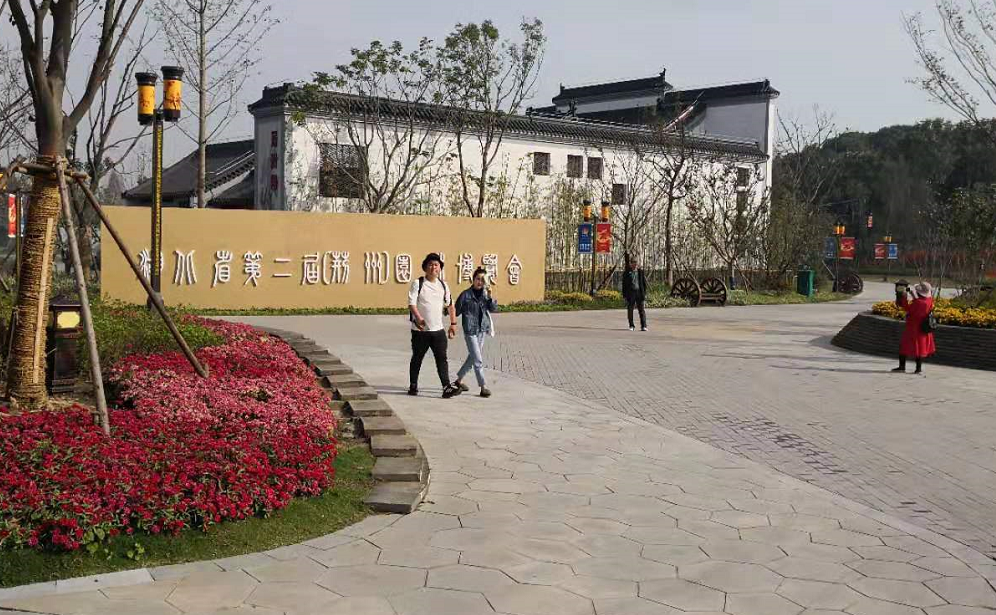 荆州广播电视台主持人肖若成,杨文文是双重身份,除了主持人,他们还是