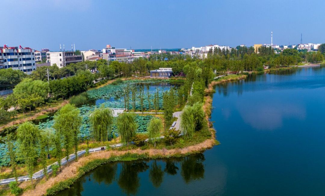 一脸骄傲石首市山底湖公园山拿大奖了