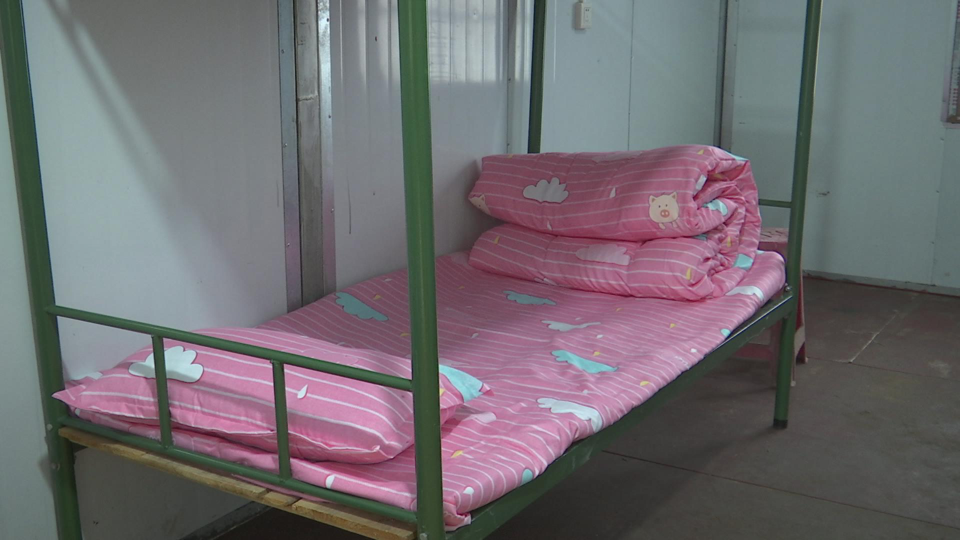 屋暖心更暖爱心企业为沙市区无偿捐助25个活动板房