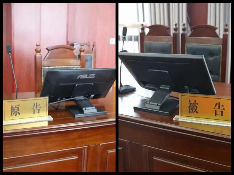 法庭上,只有审判员和书记员,原告席和被告席空无一人,均通过云庭小