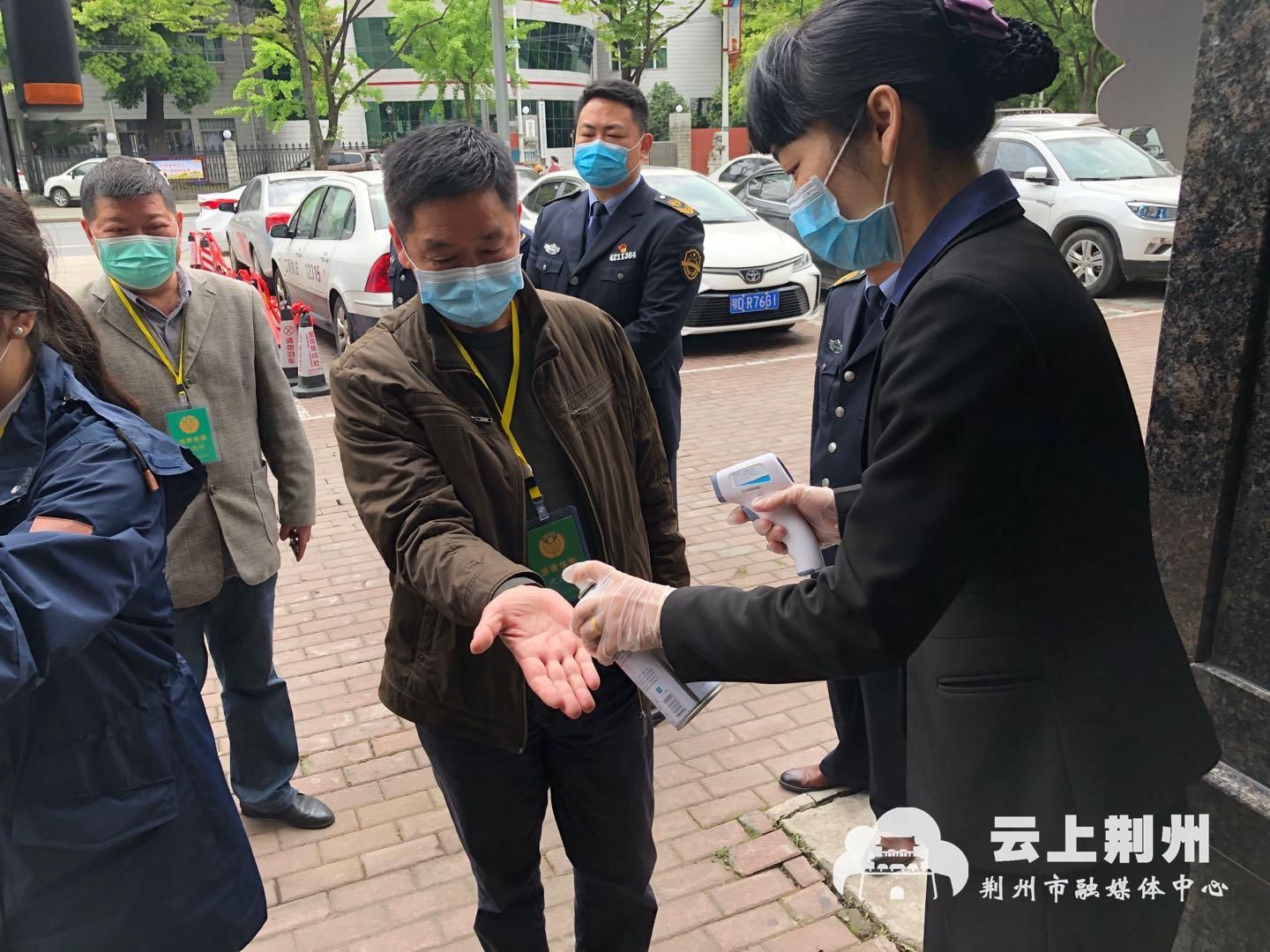 代表和消费者代表组成的消费体察团一行二十多人,与主持人肖若成一起