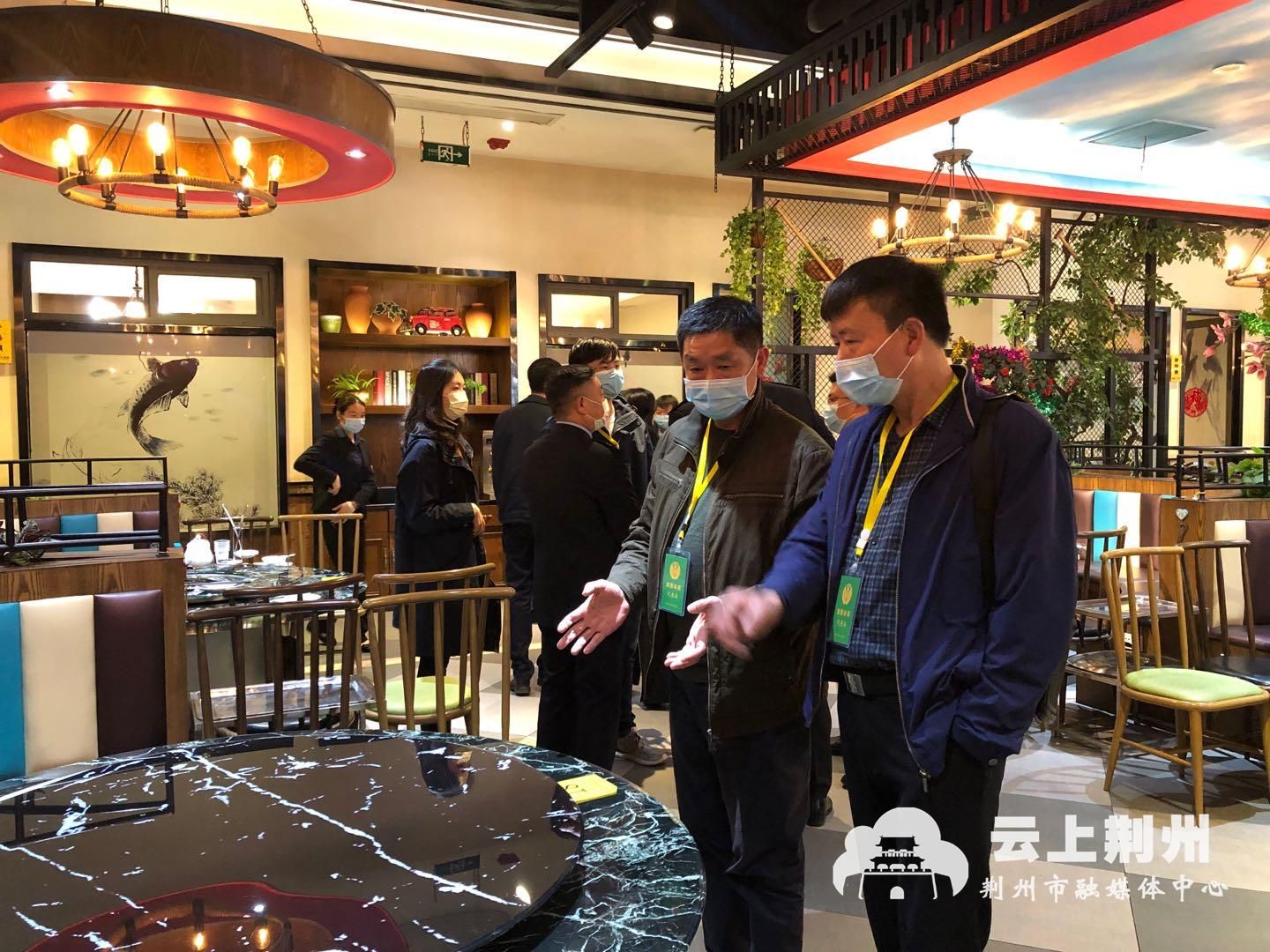 肖若成与体察员们一起查看了店内的卫生环境,包厢状况,以及后厨的操作