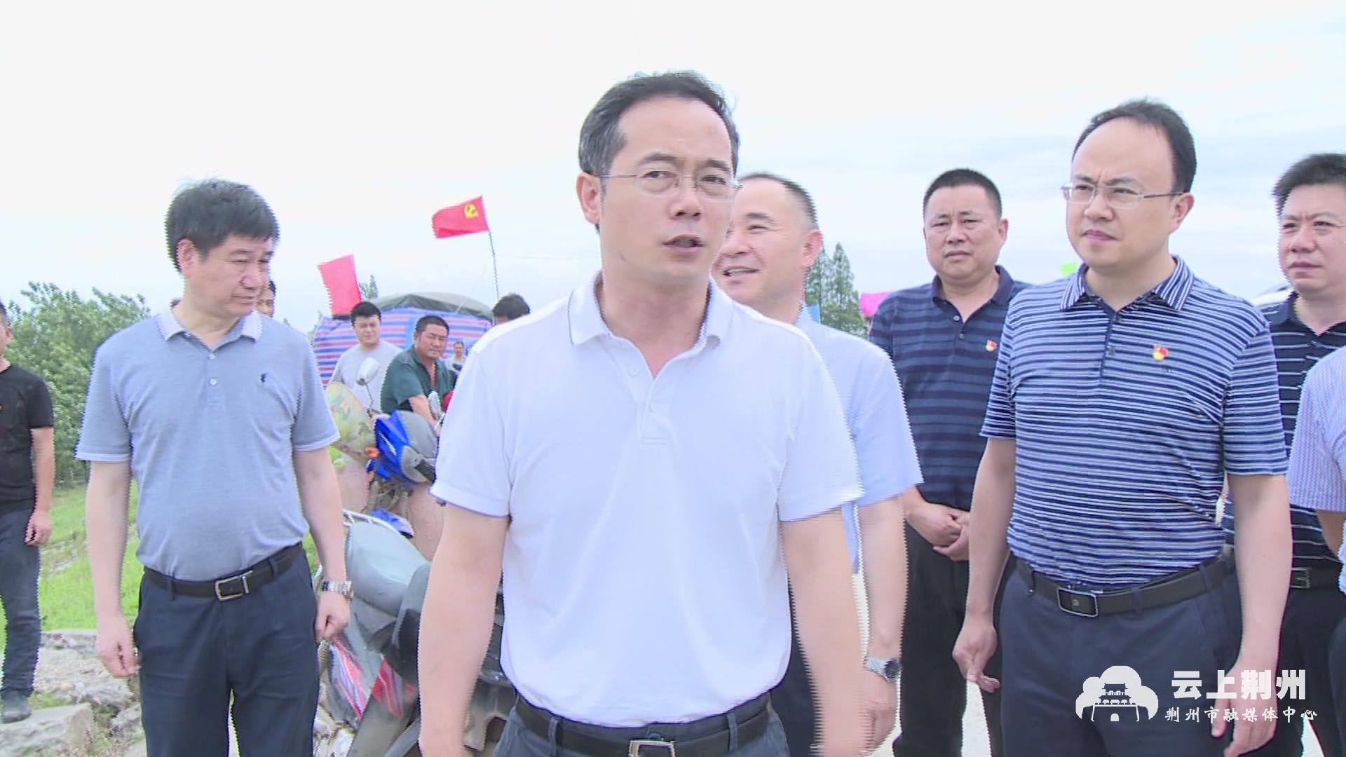 吴朝安在检查督办长江防汛工作时强调绷紧责任弦打好持久战