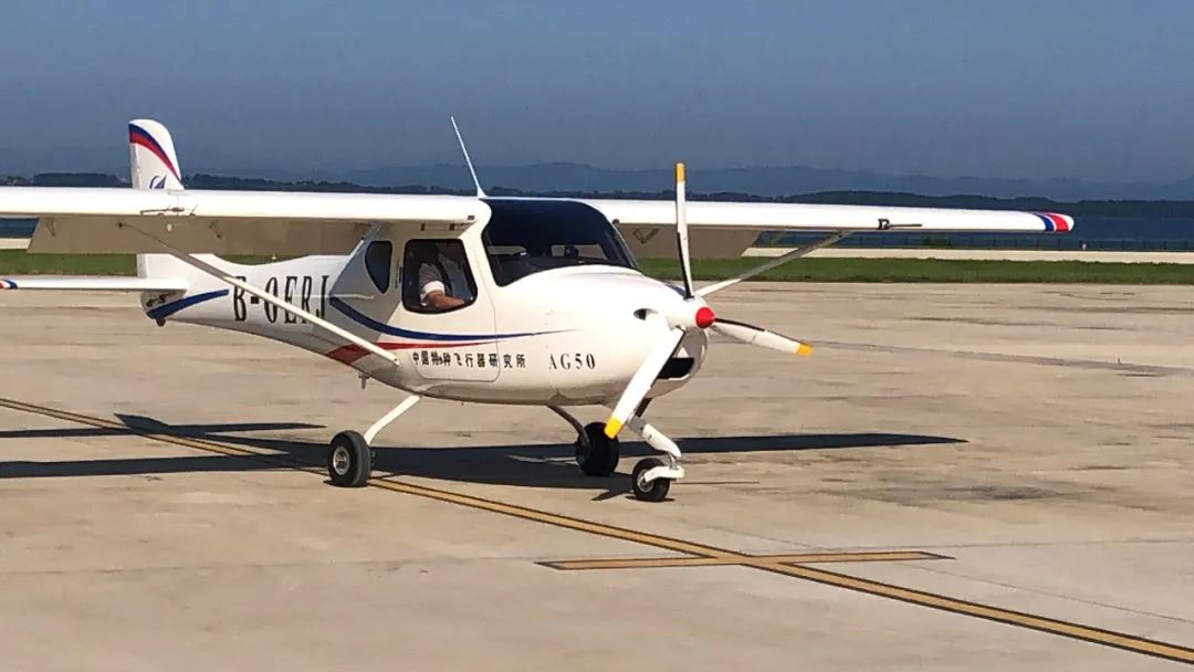 飞机安全着陆,经过12分钟平稳飞行后,完成空中首秀.