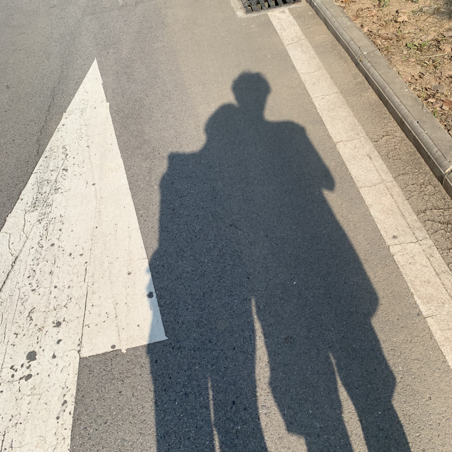 久别重逢的合影是先拍影子一起搬着行李走在校园的路上内心泛起久违的