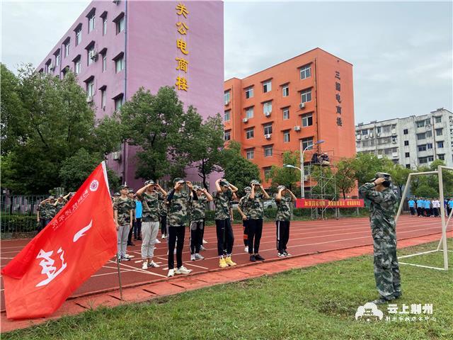 在荊州技師學院南校區的操場上,整齊的踏步聲,嘹亮的口號不絕於耳.