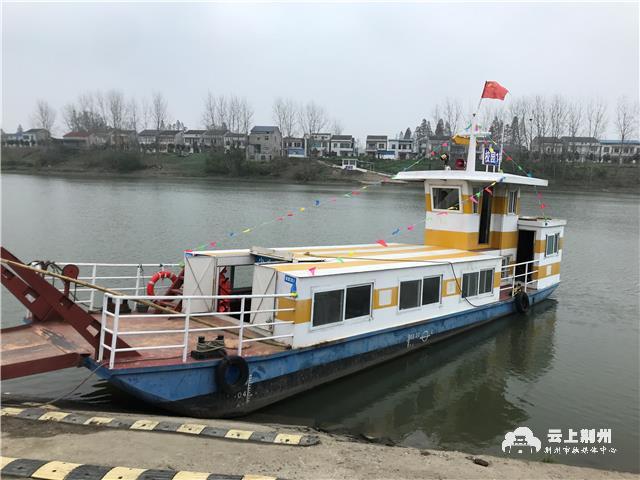 鸣笛声划破宁静,一艘名为"校园1号"的小型客船载着近30名小学生,缓缓