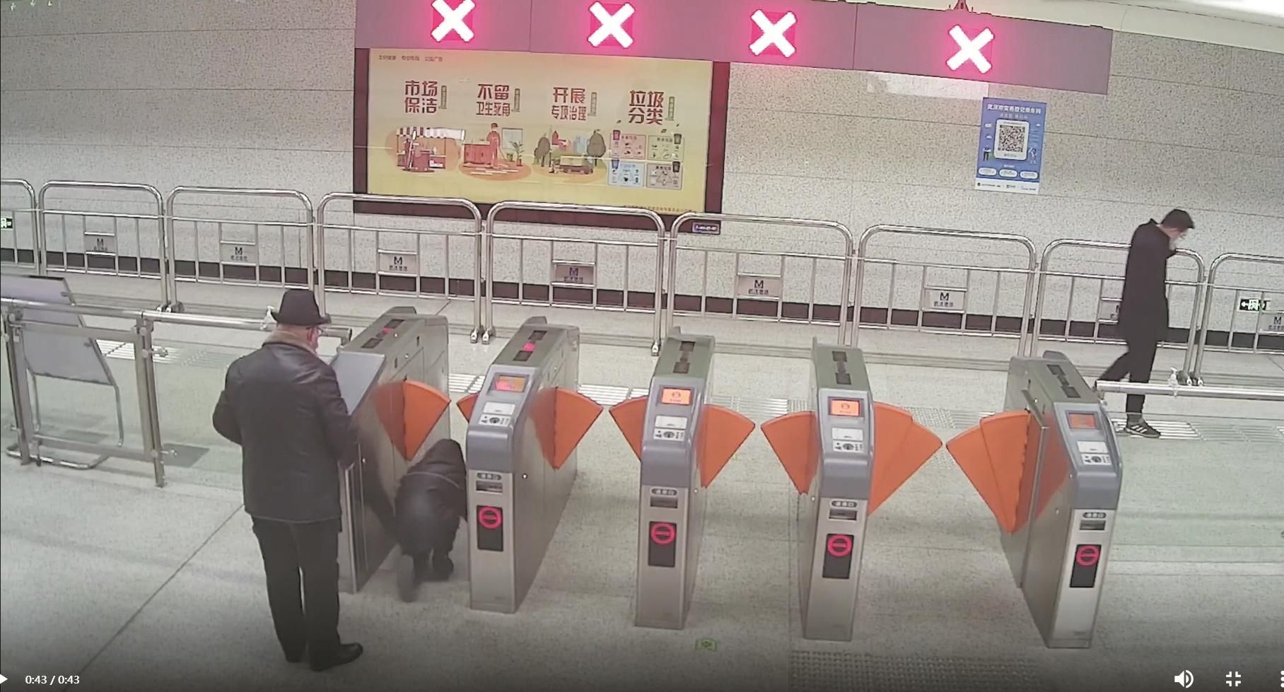 爷爷看着孙子退出闸机一名小男孩跟着爷爷坐地铁时,无意间"逃票",爷爷