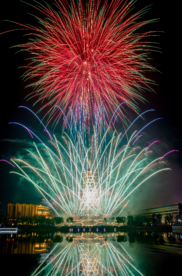 点亮了大年初一的夜晚五彩斑斓的烟花升腾至夜空之中在荆州方特东方